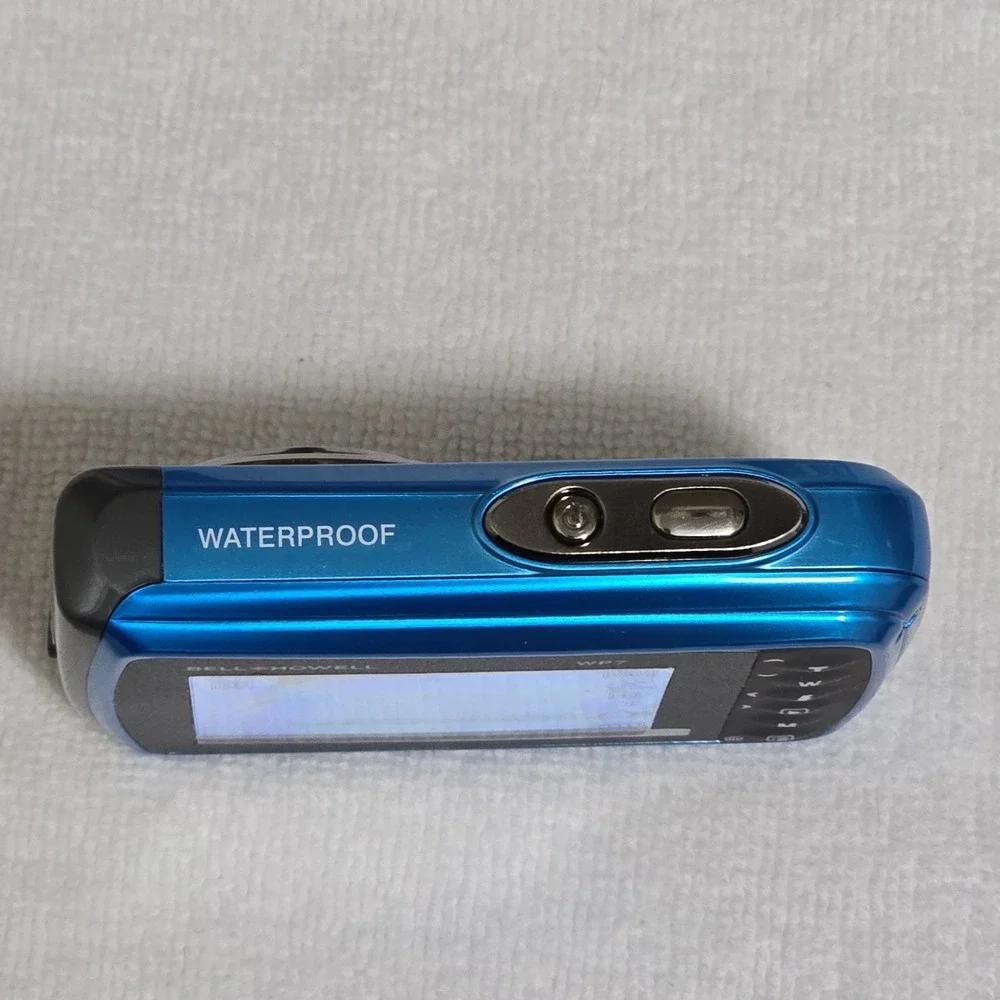 Bell Howell Splash WP7 Waterproof Digital Camera 12 MP 8X Zoom 2.4 LCD Bundle